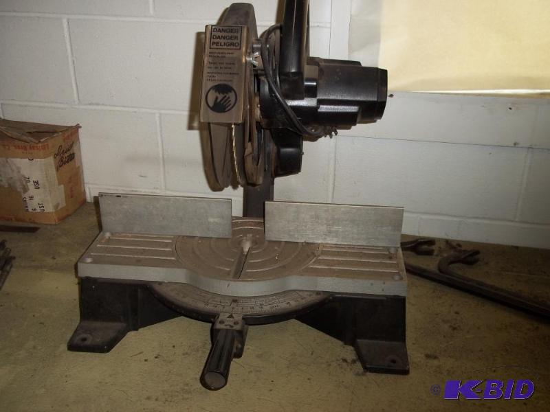 lot 240 image: Black and decker 10 in Mitre Saw