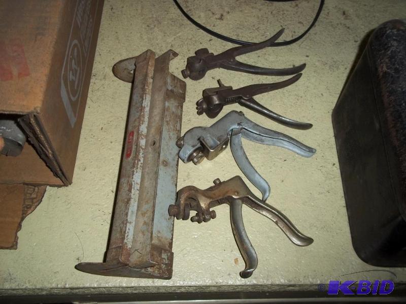 lot 245 image: 4 Saw Kerf Setters, saw vice