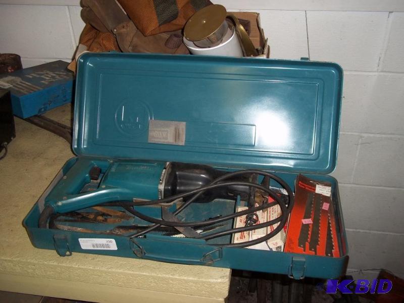 lot 250 image: Makita sawzall
