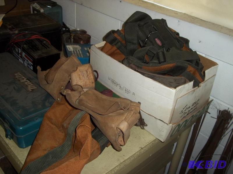 lot 251 image: Tool belts and aprons