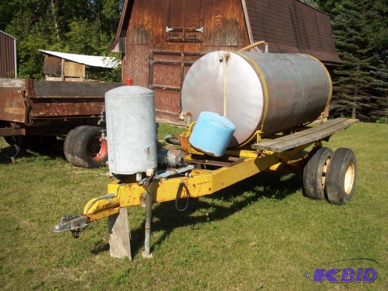 lot 26 image: 500 Gal Portable water tank with Gas Suction Pump