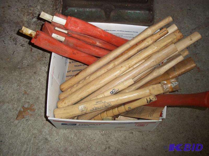lot 267 image: Box of handles