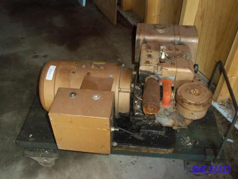 lot 28 image: Kato Light Gas 120v Generator