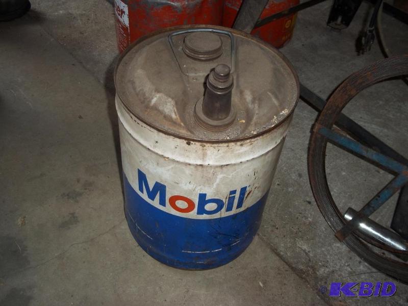 lot 283 image: Vintage Mobile oil can