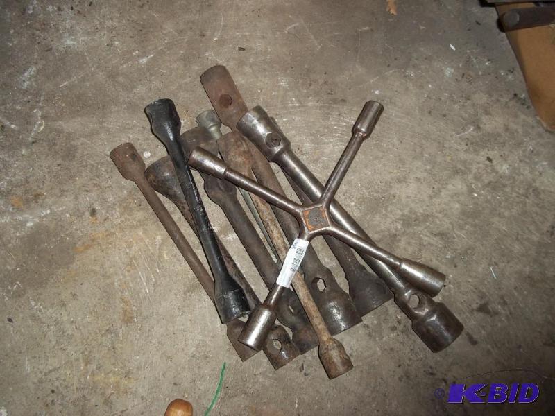 lot 305 image: Lug Wrenches