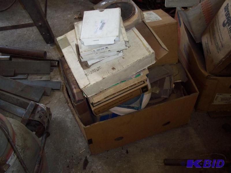 lot 307 image: Assorted sanding papers and emery cloth