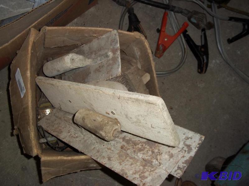 lot 309 image: Box of Cement trowels