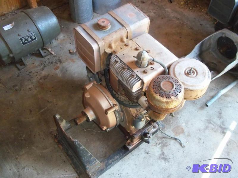 lot 31 image: 9 HP Briggs and Stratton Starter Generator