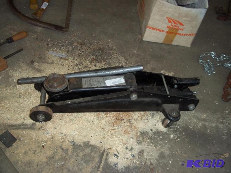 lot 319 image: Floor jack
