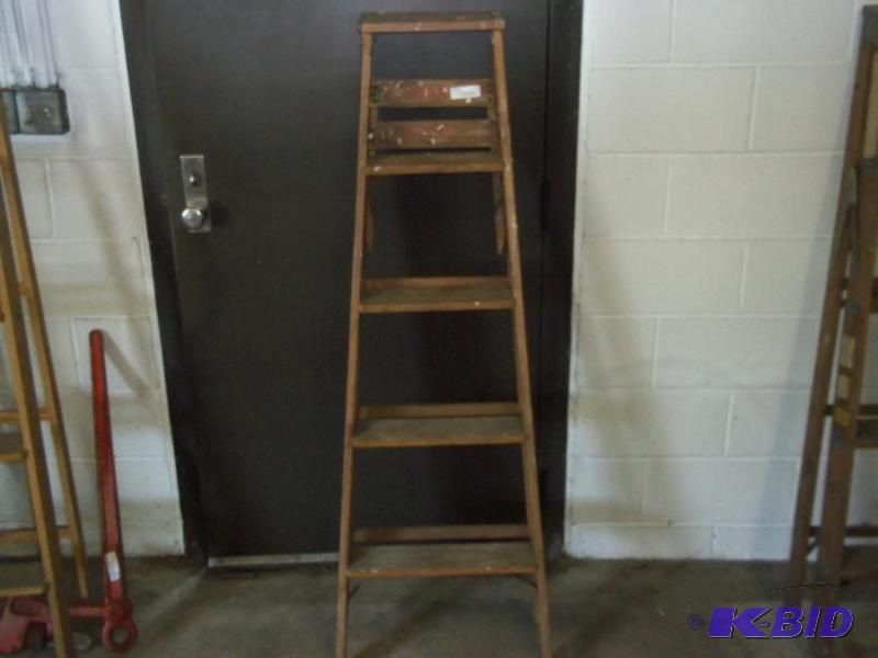 lot 328 image: 5 step wooden ladder