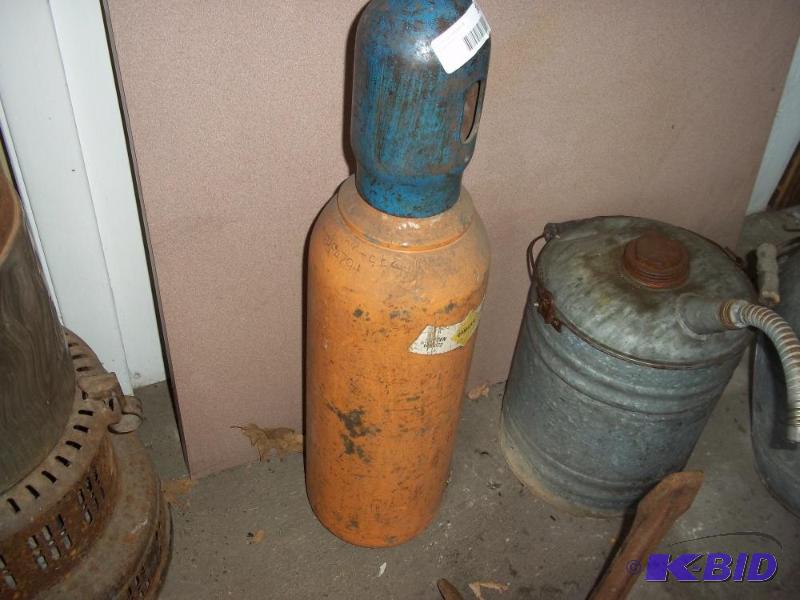 lot 335 image: Small oxygen tank