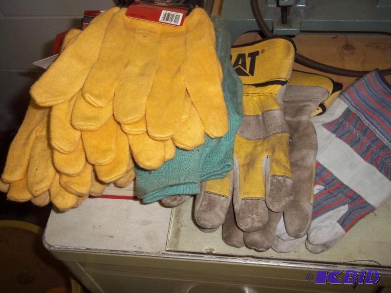 lot 365 image: 8 pair gloves