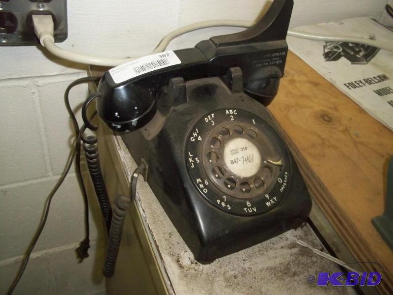lot 367 image: Black Rotary Phone