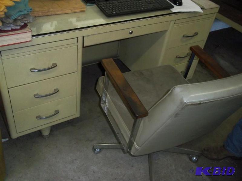 lot 368 image: heavy duty desk with Chair