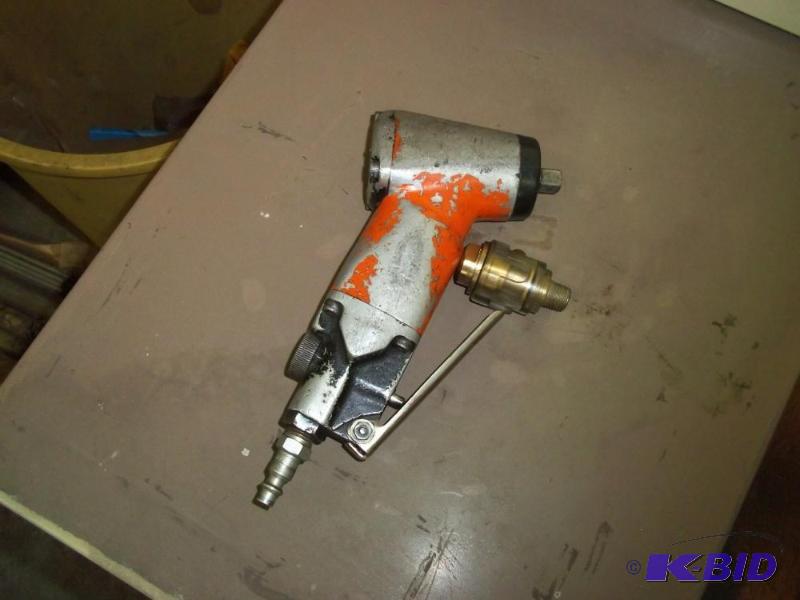 lot 374 image: 38 impact wrench with auto oiler