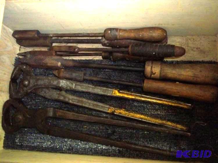 lot 383 image: Cutting Nippers and 6 soldering irons