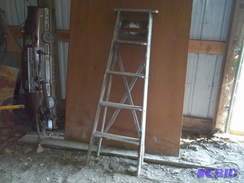 lot 39 image: Wood 5 Step ladder