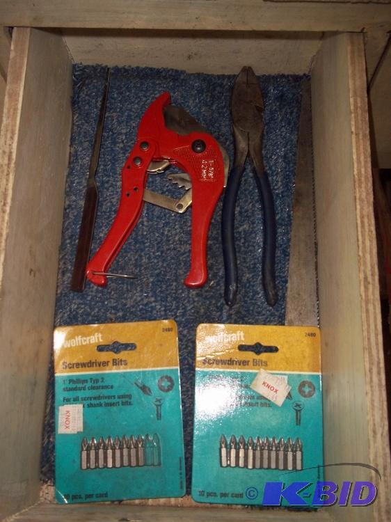 lot 392 image: screwdriver bits and tools