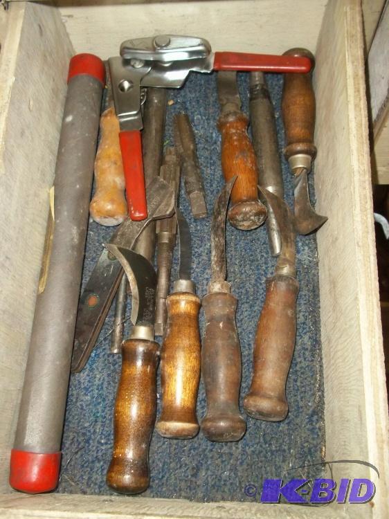 lot 395 image: Carpet Knives