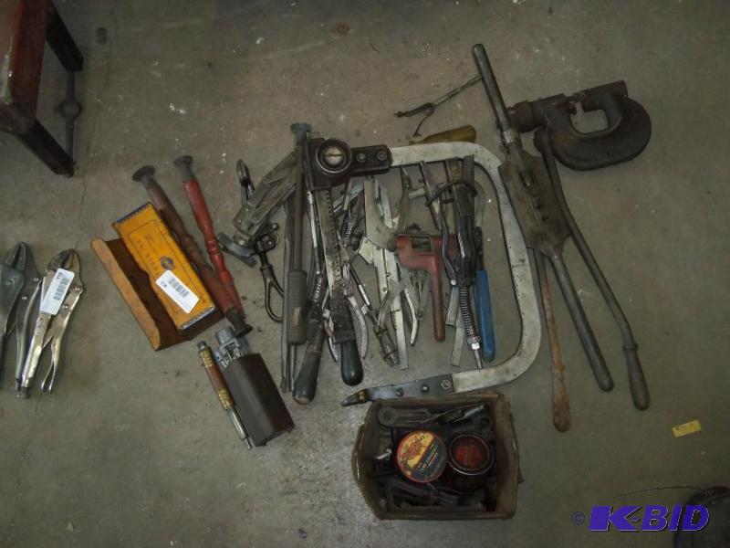 lot 401 image: Engine Valve Tools