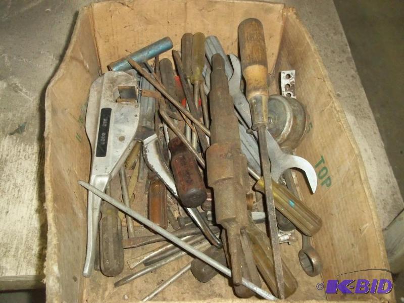 lot 402 image: Box Assorted Tools