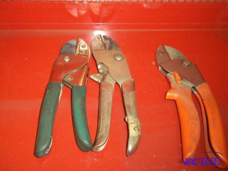 lot 404 image: 3 tree pruners  hose cutters