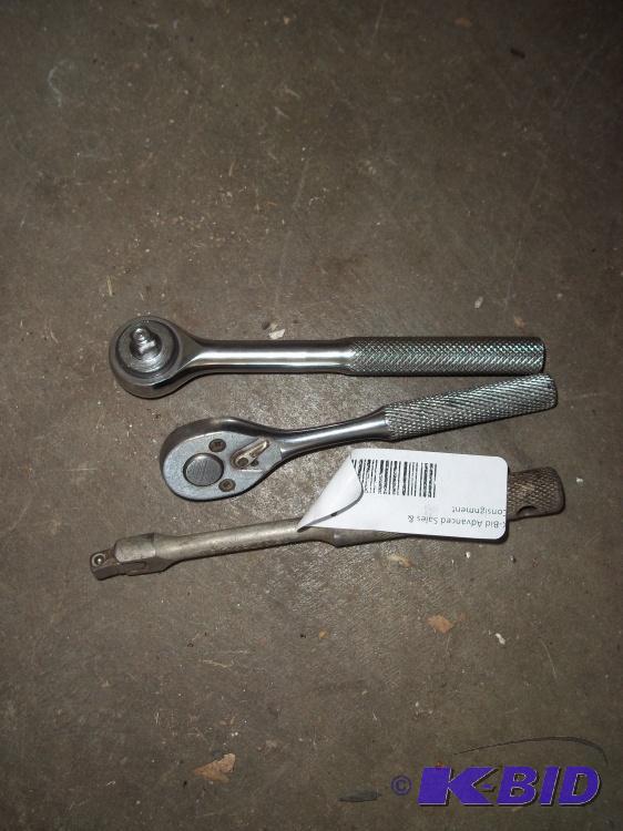 lot 405 image: 2 - 14 drive ratchets, 1 14 Breaker Bar