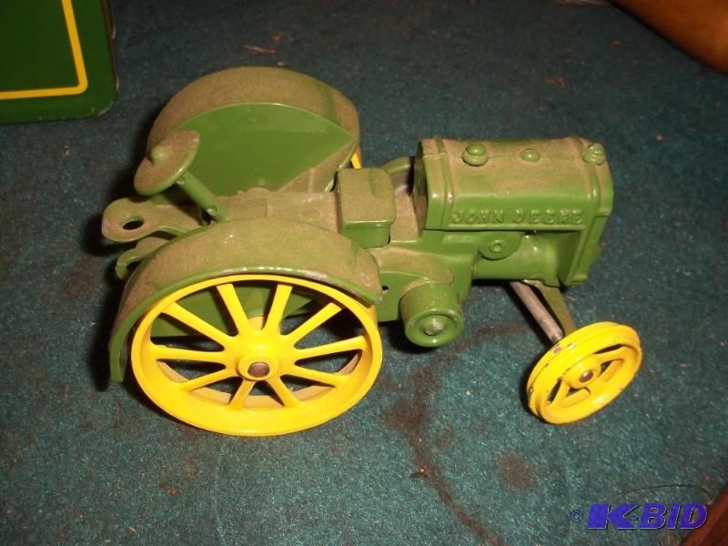 lot 410 image: John Deere cast tractor