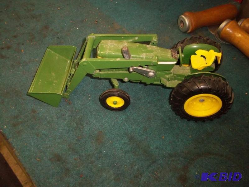 lot 415 image: John Deere Toy bucket loader tractor
