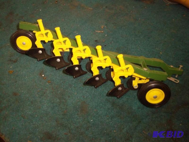 lot 416 image: John Deere Toy 5 bottom Plow