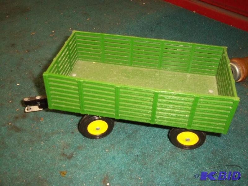 lot 418 image: John Deere Wagon plastic