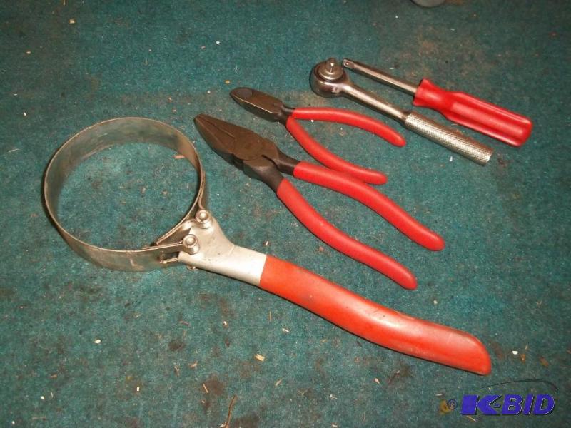 lot 420 image: Oil Wrench, linemans pliers, side cutter, 14 Ratchet