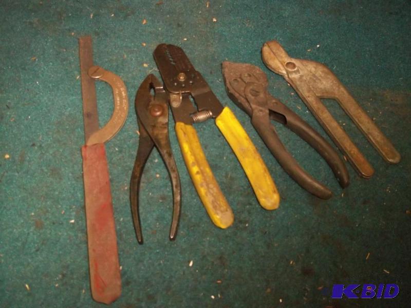 lot 423 image: 3 pliers and saw and electrical pliers