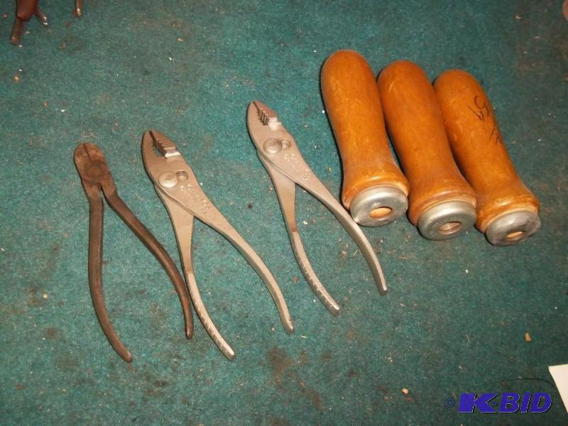 lot 425 image: 3 pliers and file handles