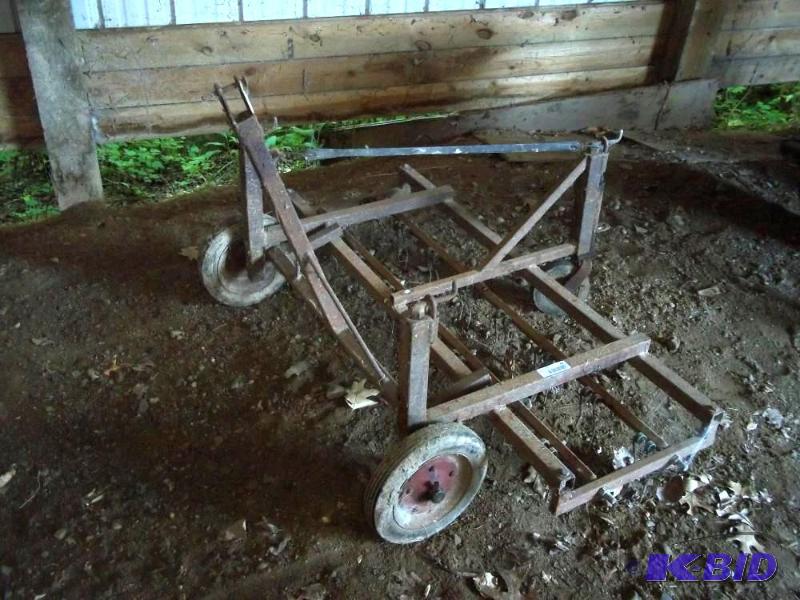 lot 44 image: Lawn Tractor