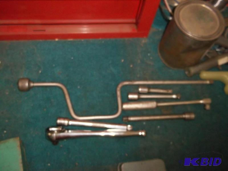 lot 441 image: 38 speed wrench, 4-38 extensions, 38 Breaker, 38 Ratchet
