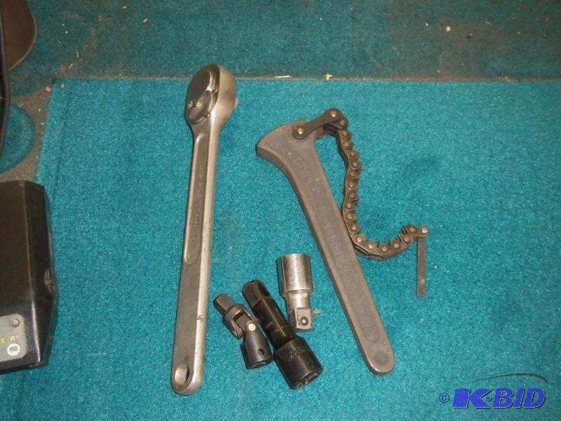 lot 442 image: 12 Ratchet, chain wrench, 38 swivel and 2-12 extensions