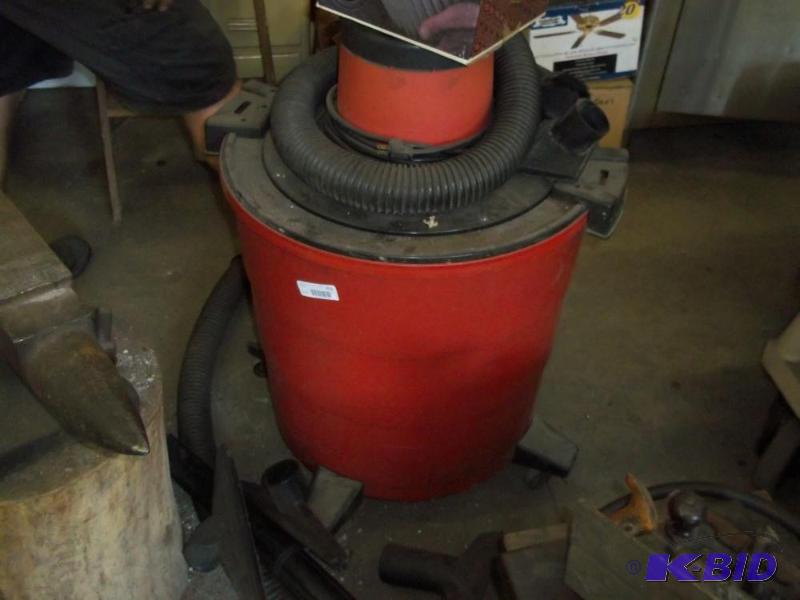 lot 452 image: Craftsman 32 gallon vacume