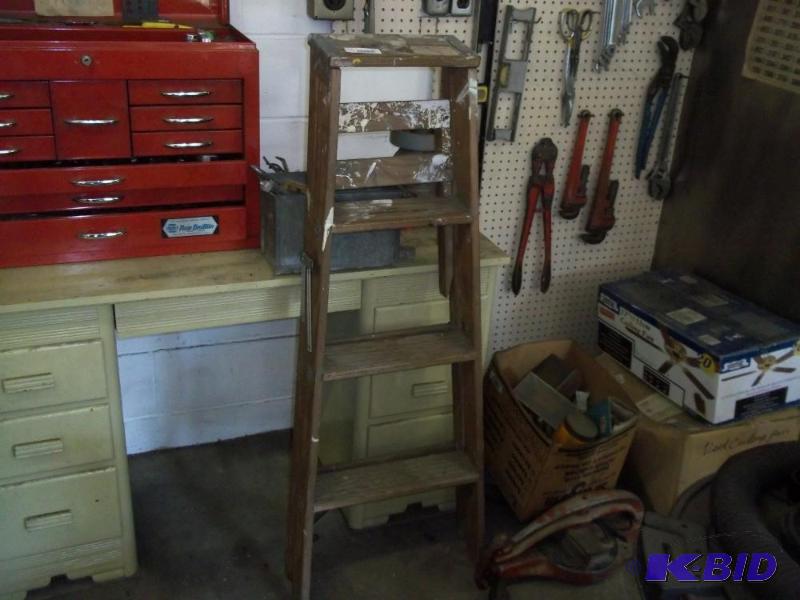 lot 454 image: 4 step wooded stepladder