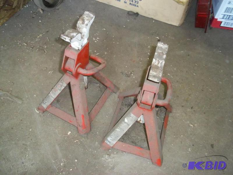 lot 458 image: Pair of jack stands