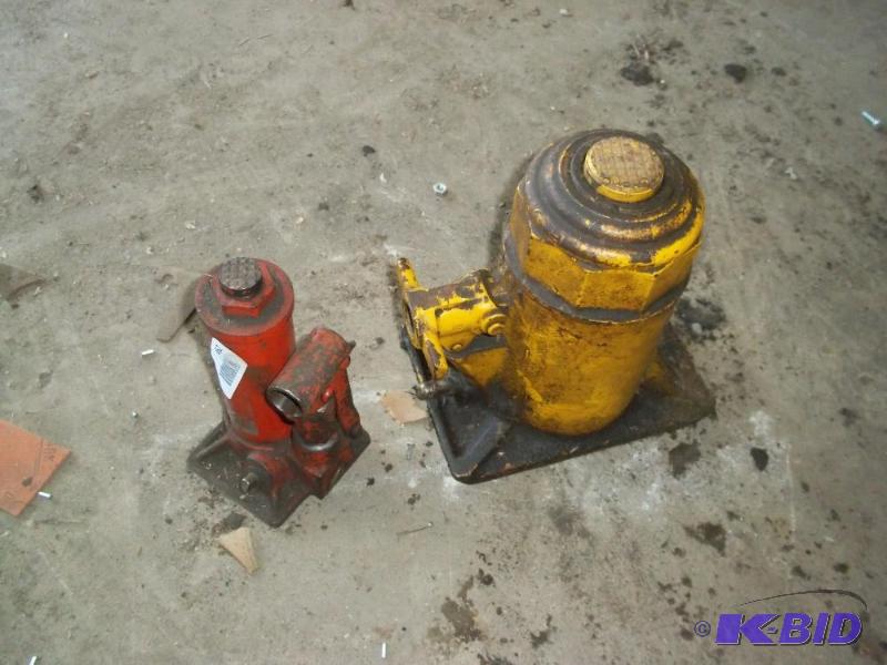 lot 462 image: 2 bottle jacks