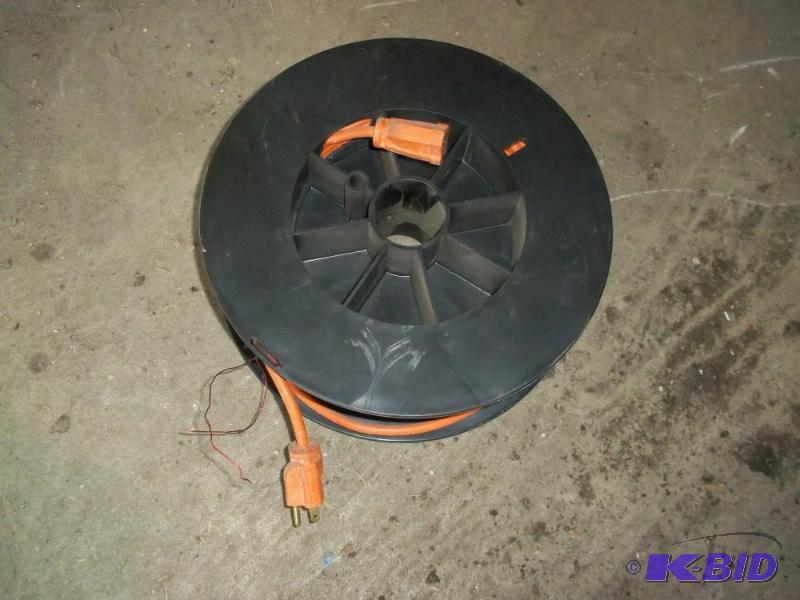 lot 463 image: Extension cord reel with cord