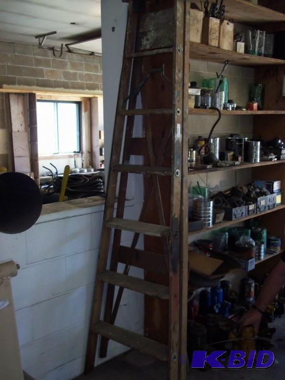 lot 467 image: 7 step wooded step ladder