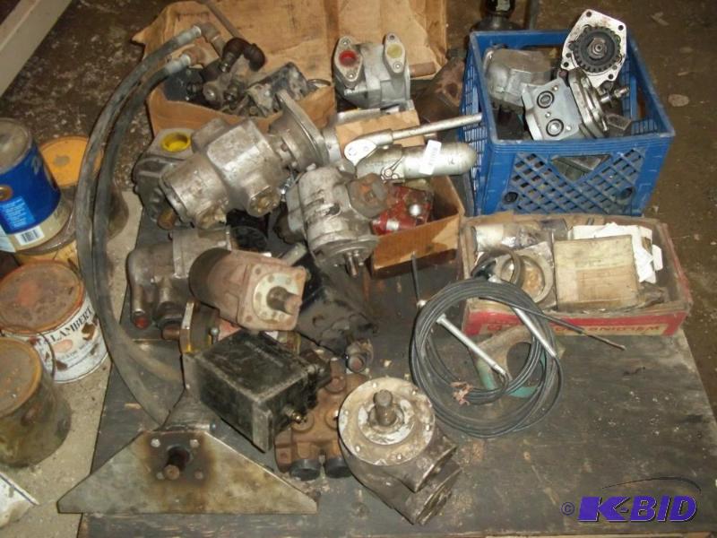 lot 92 image: Pallet of Hydraulic pumps, controls, parts