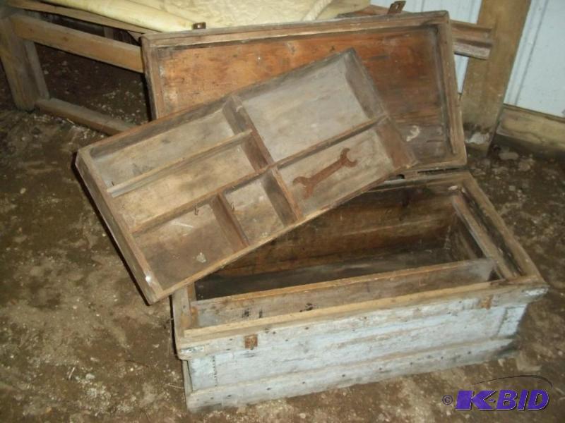 lot 98 image: Wood Carpenters Chest with metal top and tool tray