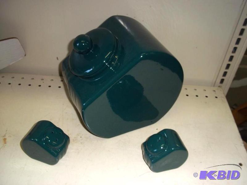 lot 102 image: New Cookie Jar with matching salt and pepper shakers