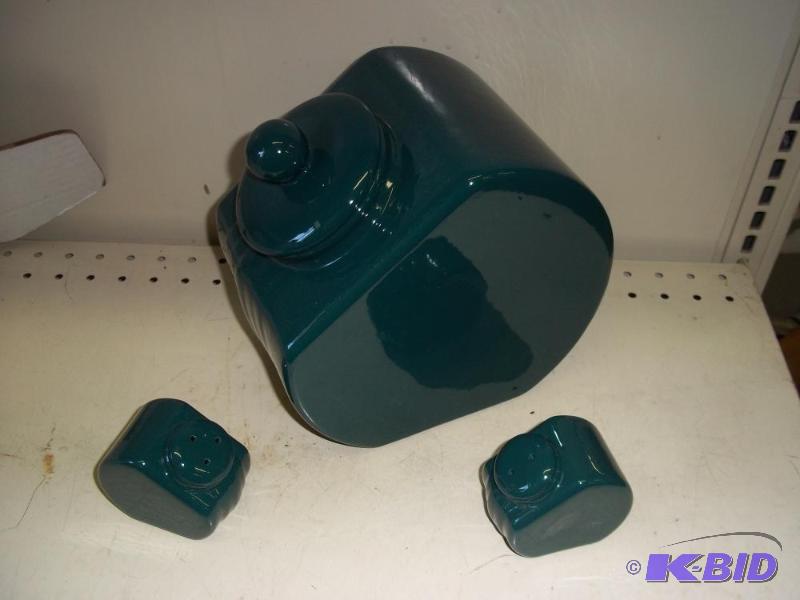 lot 103 image: New Cookie Jar with matching salt and pepper shakers