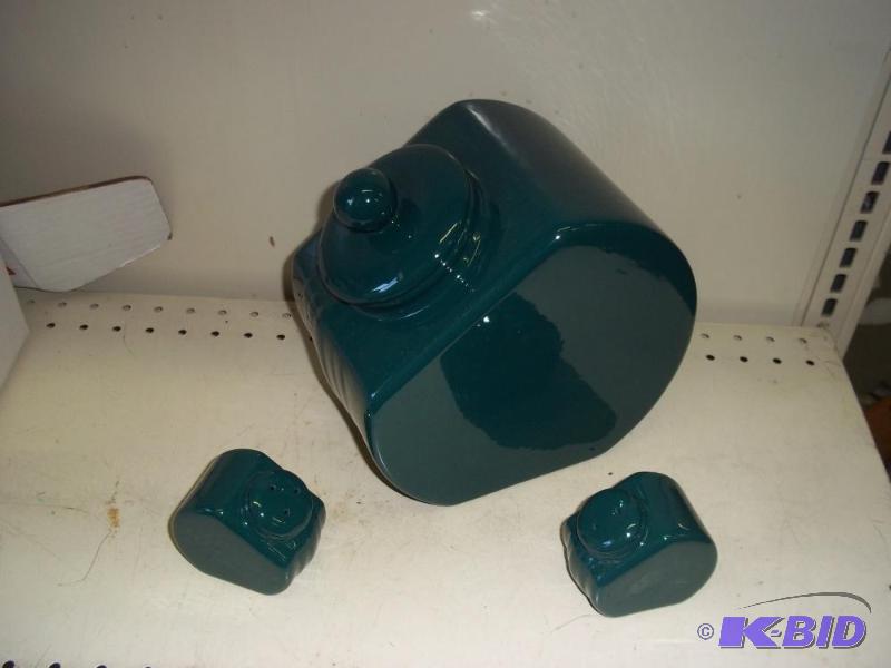 lot 104 image: New Cookie Jar with matching salt and pepper shakers
