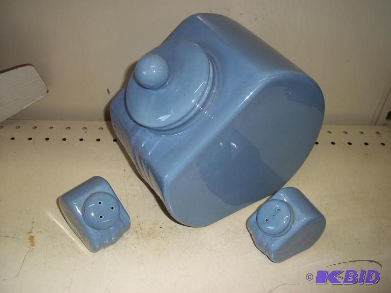 lot 107 image: New Cookie Jar with matching salt and pepper shakers