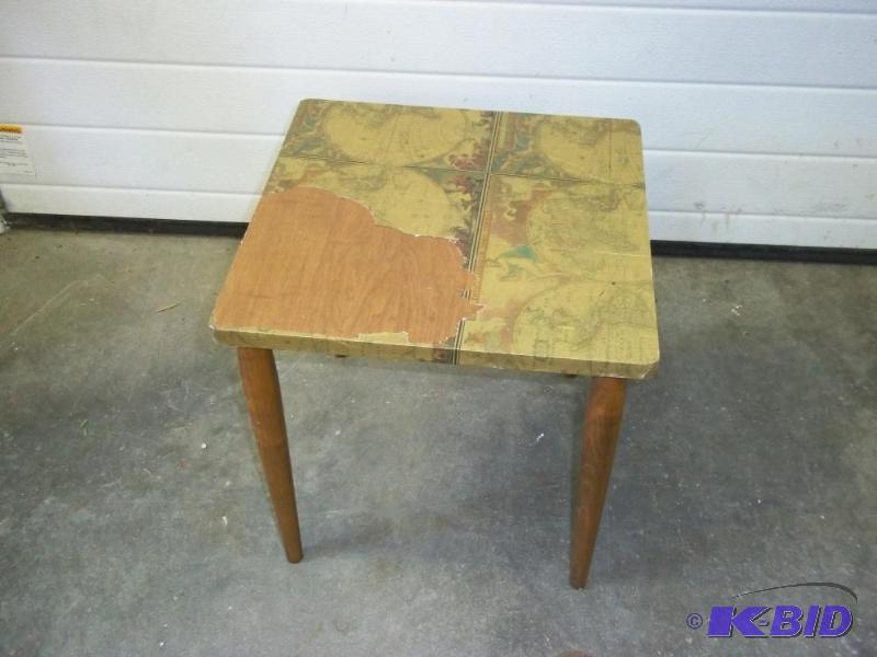 lot 134 image: Small table